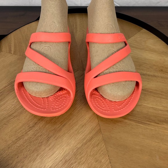 Crocs Sandals Women Size 6 Coral Pink Strappy Lightweight Comfort Slides - Picture 1 of 7